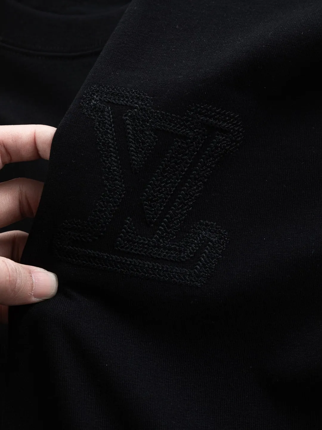 🅿️200 Louis Vuitton 1V LV micro-wide version S-XL LV 26ss new products are available at the counter simultaneously. Multiple craftsmanship. Three-dimensional small logo letters on the chest🪡 embroidery + multi-label four-leaf clover on the back🍀🪡 embroidery. Round neck short-sleeved T-shirt, same style for men and women! Consigned to one-to-one creation. Synchronized with the official website, pure cotton fabrics at the counter! It is close to the skin and comfortable, durable and easy to wear. It has a classic and simple logo design and meticulous original craftsmanship. Short-sleeves, a must-have item for men, do not appear to be the same for the general public, but must be unique and eye-catching. This LV short-sleeve is all about quality, comfort, the same shape and fashion as always, including fabrics and cutting techniques. All of them have been made with great effort! 320 grams of washed pure cotton fabric, pure cotton is breathable, very refreshing and comfortable for daily wear. The rib knitting on the neckline is smooth and tight, and the neckline will not be skewed if you toss it at will. The loose version, you will find that it looks really good on the upper body. The overall is minimalist and neat, super versatile for daily use! Pair it casually with a pair of pants for a youthful look. A T-shirt will make your outfit crazy. It is a fashionable item that can never go wrong! Color: Black White Size: S-XL Size chart: S: Shoulder width 50-Bust 56-Length 70 M: Shoulder width 52-Bust 57-Length 72 L: Shoulder width 54-Bust 59-Length 74 XL: Shoulder width 56-Bust 62-Length 76